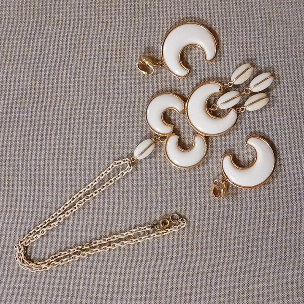 Women's Vintage Matching Necklace & Earring set.